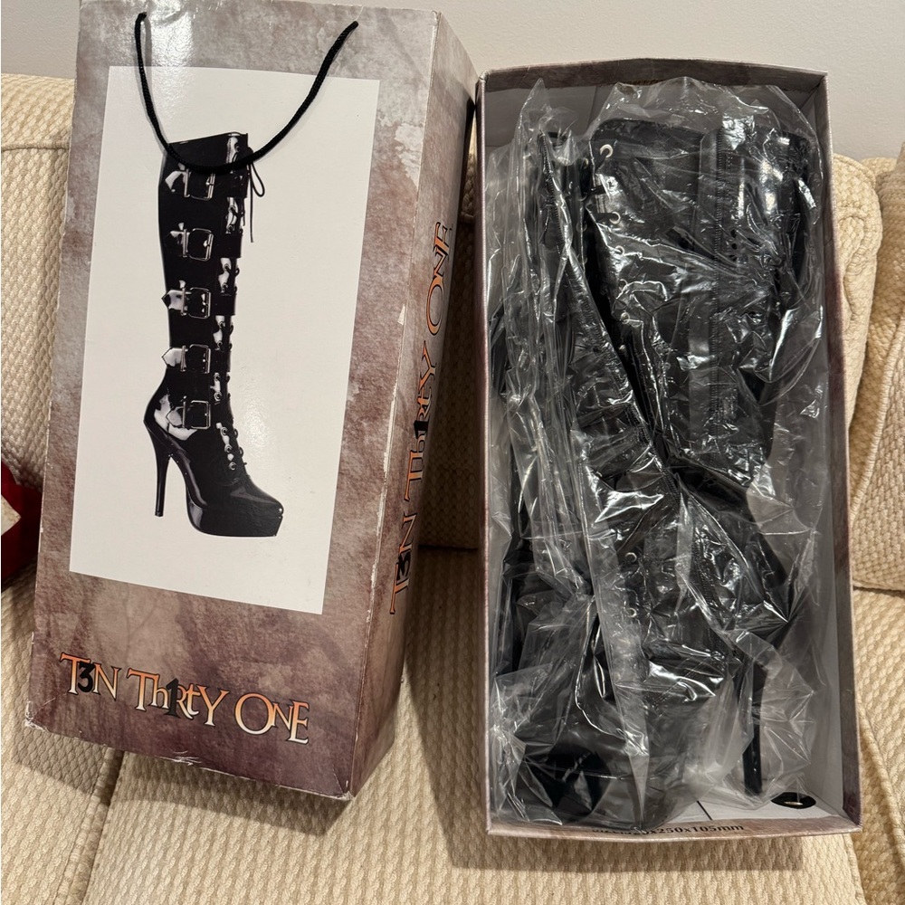 Tall kneehigh goth black patent boots